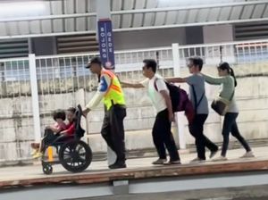 Bikin Anker Terharu, Viral Pamdal KRL Dorong Kursi Roda-Tuntun 3 Tunanetra