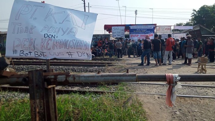 Warga Kampung Bojong tolak penutupan perlintasan sebidang liar.