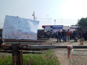 Warga Bojong Purwakarta Demo Tolak Penutupan Perlintasan KA Liar