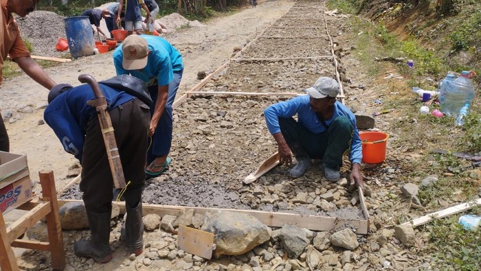 Warga Kampung Pasir Nangka, Cimanggu, Kabupaten Pandeglang, swadaya perbaiki jalan desa.