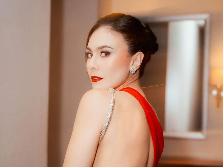 Wulan Guritno Menyala Bergaun Backless Merah
