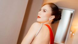 Wulan Guritno Menyala Bergaun Backless Merah