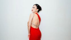 Wulan Guritno Menyala Bergaun Backless Merah