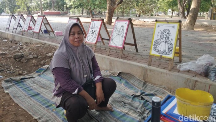 Yani di depan lapaknya di taman Hutan Kota Sumber