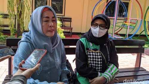 Yuli Mulianti (kiri), kuasa hukum korban bernama Hasmawati saat ditemui di Polda NTB, Rabu (30/10/2024). (Foto: Ahmad Viqi/detikBali)