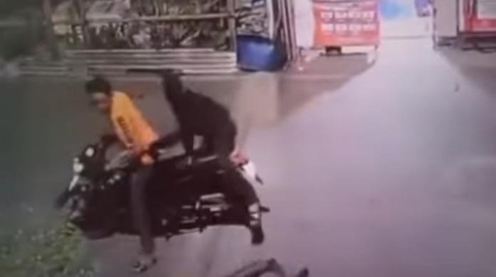 2 remaja boncengan motor mengancam pemuda pakai sajam di Makassar.