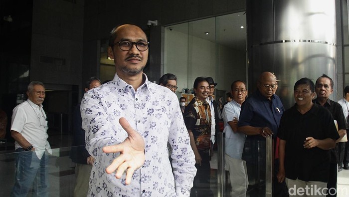 Mantan Ketua KPK, Abraham Samad dan sejumlah tokoh menyambangi KPK. Samad mengaku ke KPK untuk mempertanyakan pengusutan kasus dugaan korupsi keluarga Jokowi.