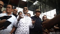 Samad datang dengan sejumlah orang yakni mantan pimpinan KPK Saut Situmorang, Mantan Menpora Roy Suryo, Mantan Sekretaris Kementerian BUMN Said Didu, Pakar Hukum Tata Negara Refly Harun dan beberapa orang lain.  