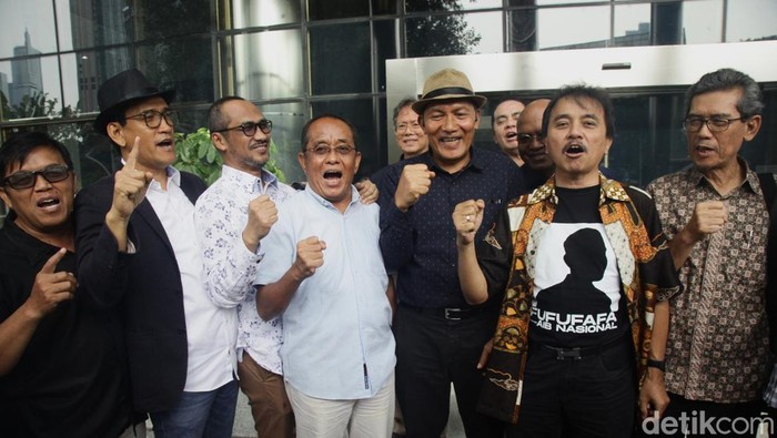 Abraham Samad Dkk Datangi KPK, Ada Apa? Mantan Ketua KPK, Abraham Samad dan sejumlah tokoh menyambangi KPK. Samad mengaku ke KPK untuk mempertanyakan pengusutan kasus dugaan korupsi keluarga Jokowi.