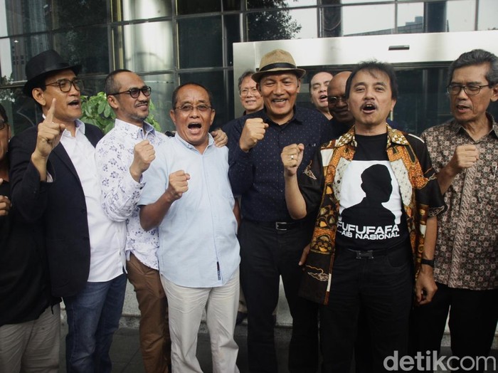 Mantan Ketua KPK, Abraham Samad dan sejumlah tokoh menyambangi KPK. Samad mengaku ke KPK untuk mempertanyakan pengusutan kasus dugaan korupsi keluarga Jokowi.