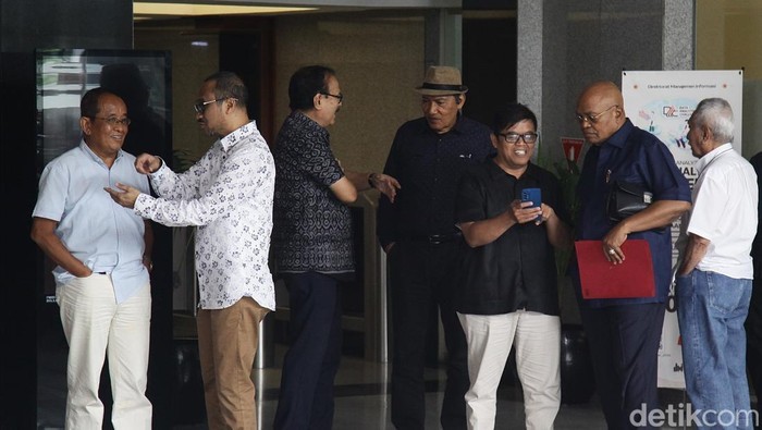 Abraham Samad Dkk Datangi KPK, Ada Apa? Mantan Ketua KPK, Abraham Samad dan sejumlah tokoh menyambangi KPK. Samad mengaku ke KPK untuk mempertanyakan pengusutan kasus dugaan korupsi keluarga Jokowi.