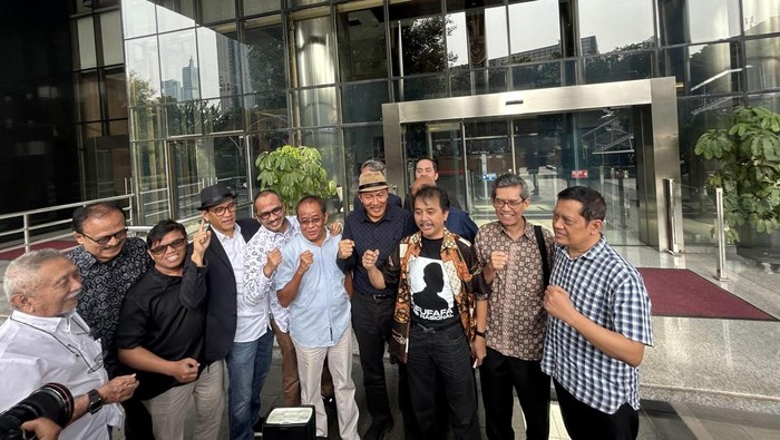 Abraham Samad dkk ke KPK, minta usut dugaan korupsi yang libatkan keluarga Jokowi.