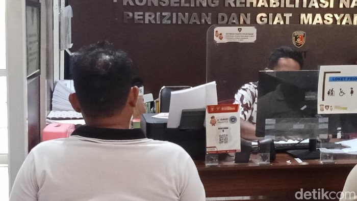Ahmad Nabawi (40) melapor polisi usai ditipu temannya Rp 900 ribu dan disiram cuko para.