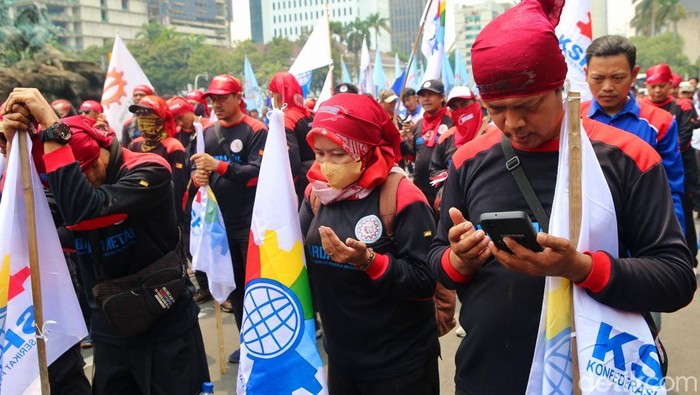Sejumlah massa dari berbagai organisasi buruh melakukan aksi di kawasan Patung Kuda, Jakarta, Kamis (31/10/2024). Aksi ini dilakukan untuk mengawal putusan Mahkamah Konstitusi (MK) Nomor Perkara 40 tentang Klaster Ketenagakerjaan dalam UU Nomor 6 Tahun 2023 tentang Penetapan Perppu Nomor 2 Tahun 2022 tentang Cipta Kerja menjadi Undang-Undang.