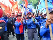 Video Aksi Kawal Putusan MK Selesai, Massa Buruh Tinggalkan Patung Kuda