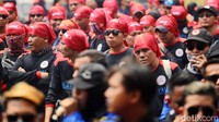 Buruh menuntut agar Omnibus Law UU Cipta Kerja dicabut.