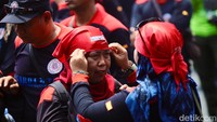 Sebagian buruh memakai ikat kepala merah bertuliskan FSPM.