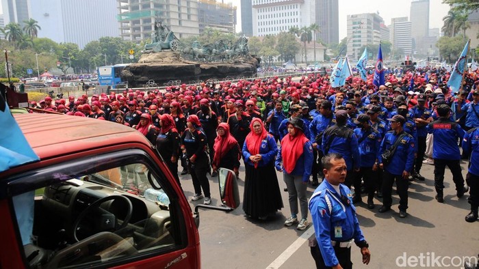 Sejumlah massa dari berbagai organisasi buruh melakukan aksi di kawasan Patung Kuda, Jakarta, Kamis (31/10/2024). Aksi ini dilakukan untuk mengawal putusan Mahkamah Konstitusi (MK) Nomor Perkara 40 tentang Klaster Ketenagakerjaan dalam UU Nomor 6 Tahun 2023 tentang Penetapan Perppu Nomor 2 Tahun 2022 tentang Cipta Kerja menjadi Undang-Undang.