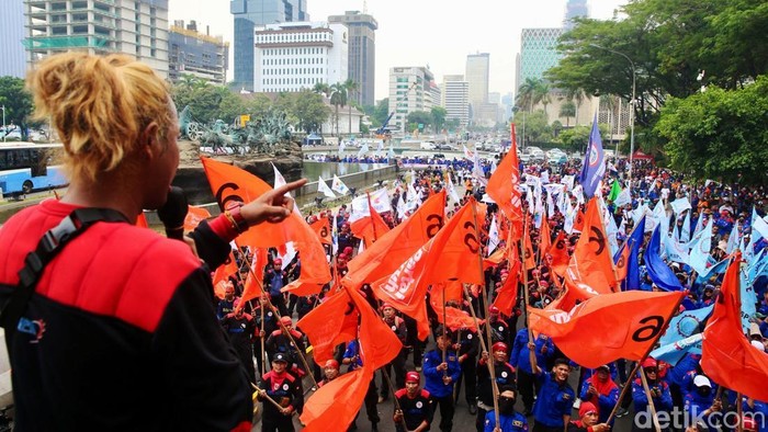 Aksi Buruh di Patung Kuda Sejumlah massa dari berbagai organisasi buruh melakukan aksi di kawasan Patung Kuda, Jakarta, Kamis (31/10/2024). Aksi ini dilakukan untuk mengawal putusan Mahkamah Konstitusi (MK) Nomor Perkara 40 tentang Klaster Ketenagakerjaan dalam UU Nomor 6 Tahun 2023 tentang Penetapan Perppu Nomor 2 Tahun 2022 tentang Cipta Kerja menjadi Undang-Undang.