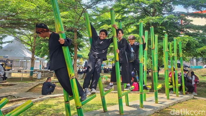 Anak-anak bermain kaulinan barudak.