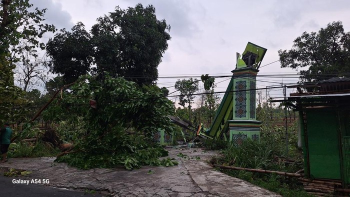 Angin kencang terjang desa di Lamongan