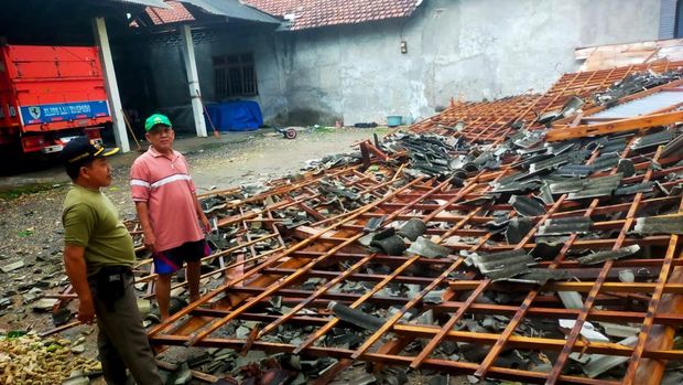 Angin kencang terjang desa di Lamongan