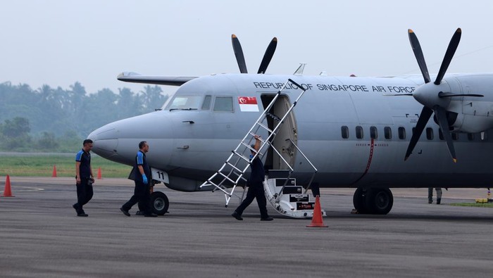 Pesawat Fokker F-50 intai maritim milik Republic Singapore Air Force (RSAF) dan pesawat Boeing B-737 intai strategis dari Skadron Udara 5 Wing Udara 5 Lanud Sultan Hasanuddin Makassar bersiap terbang dari Lanud Supadio di Kabupaten Kubu Raya, Kalimantan Barat, Kamis (31/10/2024). TNI AU dan Republic of Singapore Air Force (RSAF) atau militer udara Singapura menggelar latihan bersama dengan sandi Camar Indopura 28/24 di sekitar Selat Karimata guna mengasah kemampuan dalam menjaga keamanan di wilayah maritim sekaligus mempererat hubungan bilateral antar kedua Angkatan Udara. ANTARA FOTO/Jessica Wuysang/foc.