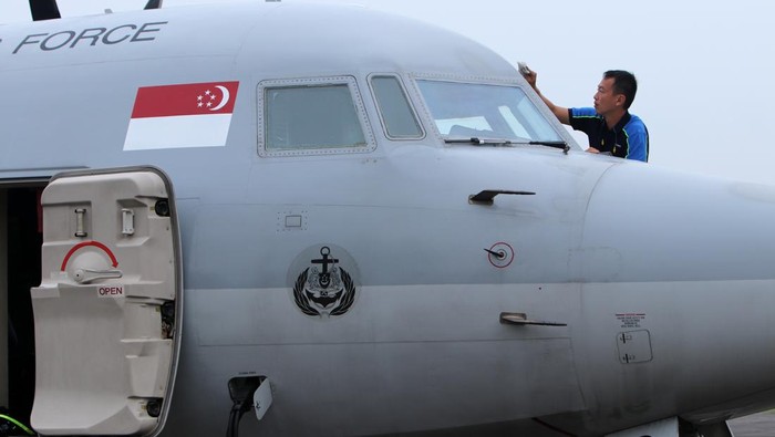 Angkatan Udara RI-Singapura Gelar Latihan Militer Bersama Pesawat Fokker F-50 intai maritim milik Republic Singapore Air Force (RSAF) dan pesawat Boeing B-737 intai strategis dari Skadron Udara 5 Wing Udara 5 Lanud Sultan Hasanuddin Makassar bersiap terbang dari Lanud Supadio di Kabupaten Kubu Raya, Kalimantan Barat, Kamis (31/10/2024). TNI AU dan Republic of Singapore Air Force (RSAF) atau militer udara Singapura menggelar latihan bersama dengan sandi Camar Indopura 28/24 di sekitar Selat Karimata guna mengasah kemampuan dalam menjaga keamanan di wilayah maritim sekaligus mempererat hubungan bilateral antar kedua Angkatan Udara. ANTARA FOTO/Jessica Wuysang/foc.