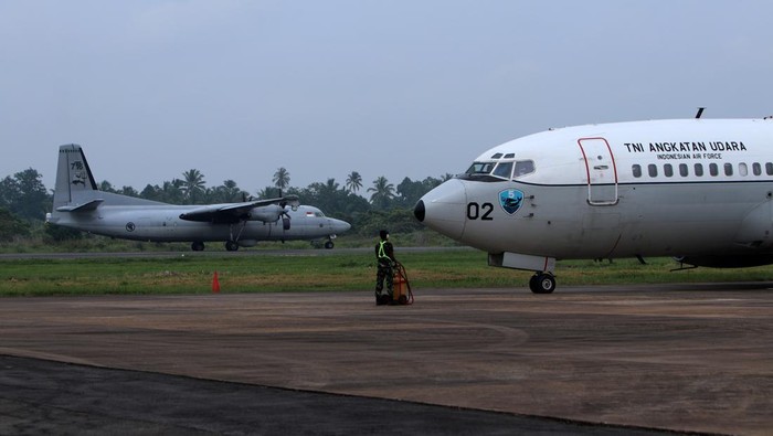 Pesawat Fokker F-50 intai maritim milik Republic Singapore Air Force (RSAF) dan pesawat Boeing B-737 intai strategis dari Skadron Udara 5 Wing Udara 5 Lanud Sultan Hasanuddin Makassar bersiap terbang dari Lanud Supadio di Kabupaten Kubu Raya, Kalimantan Barat, Kamis (31/10/2024). TNI AU dan Republic of Singapore Air Force (RSAF) atau militer udara Singapura menggelar latihan bersama dengan sandi Camar Indopura 28/24 di sekitar Selat Karimata guna mengasah kemampuan dalam menjaga keamanan di wilayah maritim sekaligus mempererat hubungan bilateral antar kedua Angkatan Udara. ANTARA FOTO/Jessica Wuysang/foc.
