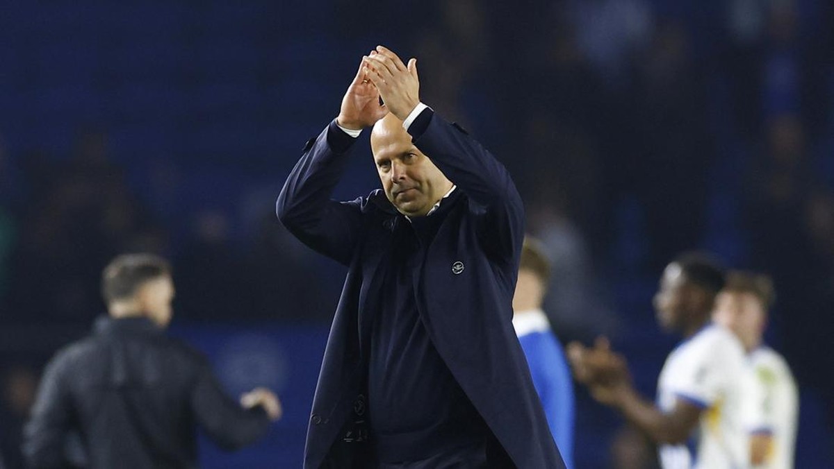 Arne Slot mengaku pusing buat menentukan line-up Liverpool setiap pekannya (Action Images via Reuters/Peter Cziborra)