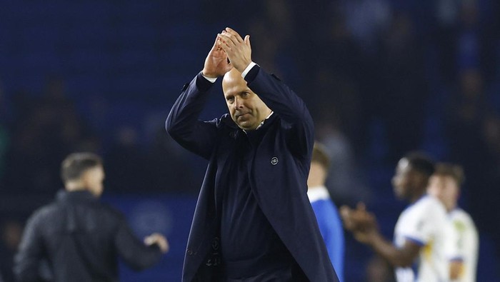 Soccer Football - Carabao Cup - Round of 16 - Brighton & Hove Albion v Liverpool - The American Express Community Stadium, Brighton, Britain - October 30, 2024 Liverpool manager Arne Slot applauds fans after the match Action Images via Reuters/Peter Cziborra EDITORIAL USE ONLY. NO USE WITH UNAUTHORIZED AUDIO, VIDEO, DATA, FIXTURE LISTS, CLUB/LEAGUE LOGOS OR LIVE SERVICES. ONLINE IN-MATCH USE LIMITED TO 120 IMAGES, NO VIDEO EMULATION. NO USE IN BETTING, GAMES OR SINGLE CLUB/LEAGUE/PLAYER PUBLICATIONS. PLEASE CONTACT YOUR ACCOUNT REPRESENTATIVE FOR FURTHER DETAILS..