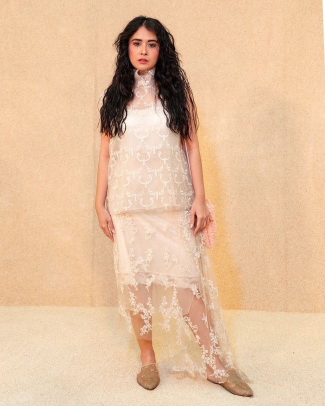 Ayushita mencuri perhatian dengan dress bersiluet boxy. (Foto: Dok. Sapto Djojokartiko)