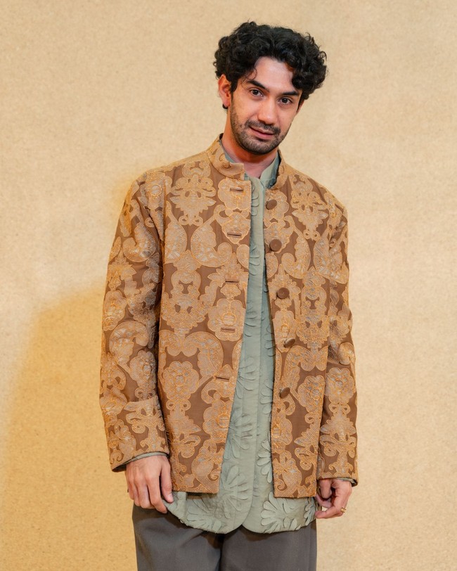 Reza Rahadian memberikan gaya terbaiknya dengan outer coklat bermotif etnik yang unik. (Foto: Dok. Sapto Djojokartiko)