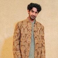 Reza Rahadian memberikan gaya terbaiknya dengan outer coklat bermotif etnik yang unik. (Foto: Dok. Sapto Djojokartiko)