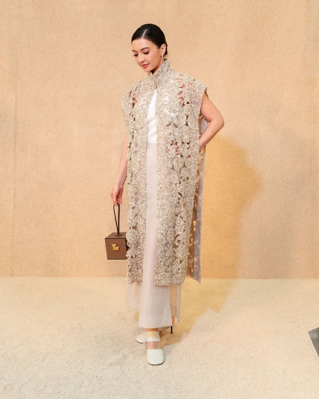 Dari sekian banyak pesohor yang hadir, Raline Shah salah satunya. Ia muncul dalam balutan terusan dipadu long vest bordir coklat dengan tas kubus nan unik sebagai sentuhan akhir. (Foto: Dok. Sapto Djojokartiko)