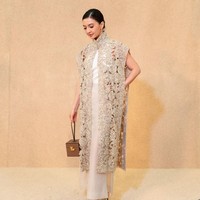 Dari sekian banyak pesohor yang hadir, Raline Shah salah satunya. Ia muncul dalam balutan terusan dipadu long vest bordir coklat dengan tas kubus nan unik sebagai sentuhan akhir. (Foto: Dok. Sapto Djojokartiko)