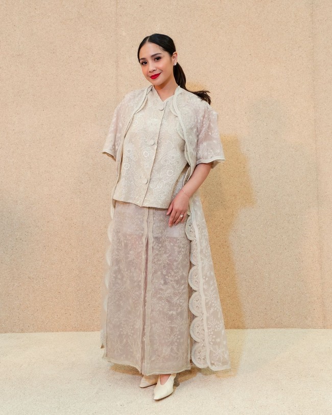 Nagita Slavina pun tak melewatkan presentasi busana yang digelar di sebuah gedung perkantoran di kawasan Senayan, Jakarta Pusat, baru-baru ini. Padanan blus dan rok transparan berwarna nude menjadi andalan. (Foto: Dok. Sapto Djojokartiko)