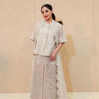 Nagita Slavina pun tak melewatkan presentasi busana yang digelar di sebuah gedung perkantoran di kawasan Senayan, Jakarta Pusat, baru-baru ini. Padanan blus dan rok transparan berwarna nude menjadi andalan. (Foto: Dok. Sapto Djojokartiko)
