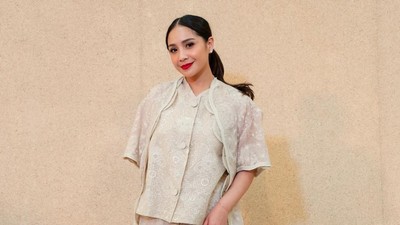 Adu Gaya Selebriti di Fashion Show Sapto Djojokartiko Spring/Summer 2025