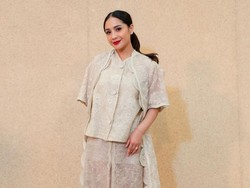 Adu Gaya Selebriti di Fashion Show Sapto Djojokartiko Spring/Summer 2025