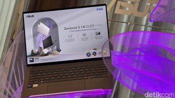 Zenbook S 14 OLED (UX5406) hadir sebagai laptop tipis premium dengan desain fungsional dan inovatif. Mengusung material eksklusif Ceraluminum™, Zenbook S 14 OLED (UX5406) dirancang untuk memberikan ketahanan sekaligus tampilan elegan. Material ini dikembangkan selama empat tahun dengan penyempurnaan warna, tekstur, dan kekuatan, sehingga menghasilkan laptop tipis dengan ketebalan hanya 1,1 cm.  Foto: Adi Fida Rahman/detikINET