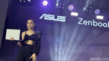 Zenbook S 14 OLED (UX5406) hadir dengan performa AI tinggi berkat prosesor Intel Core Ultra (Series 2) yang mampu menangani tugas berbasis AI hingga 47 TOPS NPU. Kemampuan ini memungkinkan laptop tipis ini memproses aplikasi cerdas dengan lebih cepat dan efisien, sehingga ideal bagi pengguna yang memerlukan dukungan AI PC untuk produktivitas sehari-hari. Ditambah dengan tombol Copilot yang terintegrasi pada keyboard, pengguna dapat mengakses asisten Windows AI secara langsung untuk menyelesaikan berbagai tugas dengan lebih praktis. Foto: Adi Fida Rahman/detikINET