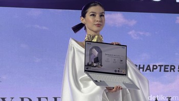 Audio juga merupakan salah satu aspek keunggulan Zenbook S 14 OLED (UX5406). Ditenagai empat speaker yang tersertifikasi Harman Kardon dan didukung Dolby Atmos, laptop tipis ini menghadirkan suara yang kaya dan mendalam. Meski memiliki bodi yang ramping, ASUS berhasil mengoptimalkan sistem audio agar mampu menghasilkan suara dengan kualitas premium, memberikan pengalaman mendengarkan yang imersif dan cocok untuk menikmati musik atau film favorit. Foto: Adi Fida Rahman/detikINET