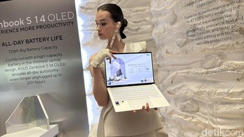 Zenbook S 14 OLED (UX5406) hadir dengan teknologi layar dan audio canggih yang dirancang untuk memberikan pengalaman visual dan audio kelas premium. Layar sentuh (touchscreen) berteknologi ASUS Lumina OLED 3K 120Hz pada Zenbook S 14 OLED (UX5406) menawarkan resolusi tinggi 2880x1800 pixel yang memastikan detail gambar tajam dan jernih. Hadir dengan color gamut 100% DCI-P3, layar ini mampu mereproduksi warna dengan akurat, didukung sertifikasi Pantone Validated dan DisplayHDR True Black 500 untuk kontras dan kedalaman warna hitam yang optimal. Foto: Adi Fida Rahman/detikINET