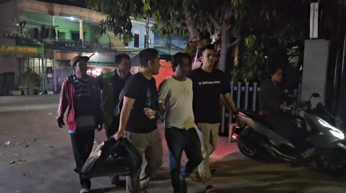 Begini detik-detik polisi menangkap Fauzan Fahmi (43), pelaku pembunuhan wanita SH (40) yang jasadnya ditemukan tanpa kepala di Danau Muara Baru, Jakarta Utara. (Dok Istimewa).