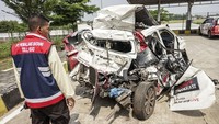 Kondisi mobil TV One tampak ringsek.  