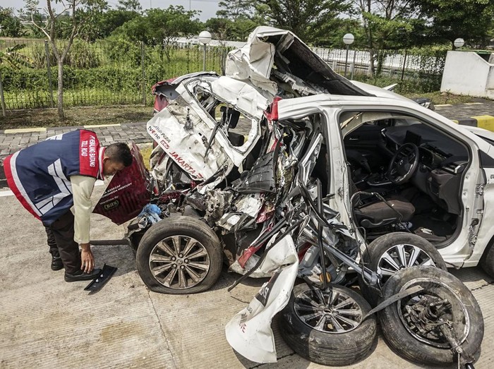 Mobil yang membawa rombongan kru televisi nasional TV One mengalami kecelakaan dengan truk di Tol Pemalang, Jawa Tengah, Kamis (31/10/2024) Begini kondisi mobil TV One usai kecelakaan.