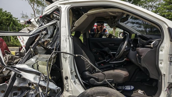 Mobil yang membawa rombongan kru televisi nasional TV One mengalami kecelakaan dengan truk di Tol Pemalang, Jawa Tengah, Kamis (31/10/2024) Begini kondisi mobil TV One usai kecelakaan.