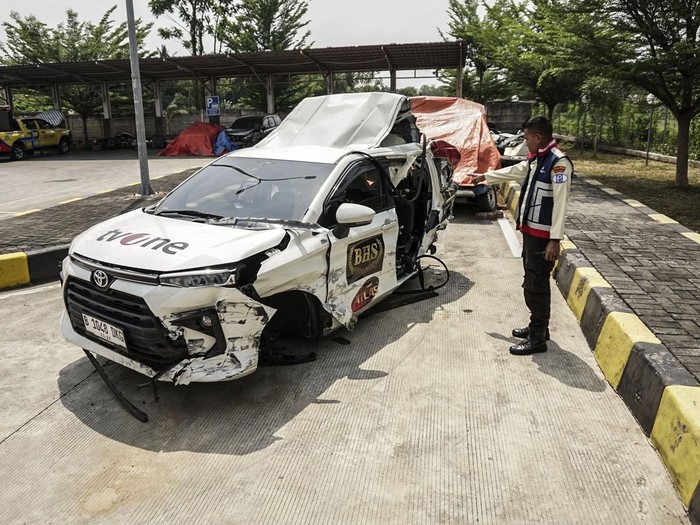 Mobil yang membawa rombongan kru televisi nasional TV One mengalami kecelakaan dengan truk di Tol Pemalang, Jawa Tengah, Kamis (31/10/2024) Begini kondisi mobil TV One usai kecelakaan.