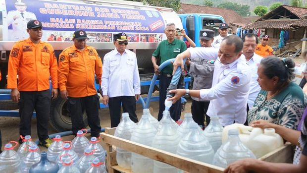 BPBD Jatim cek jembatan putus dampak banjir di trenggalek dan dropping air bersih di trenggalek